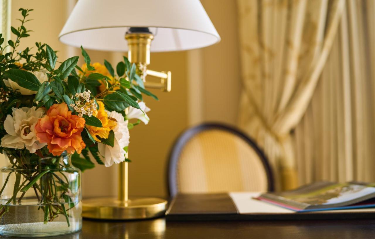 Castlemartyr Resort Hotel Экстерьер фото A table lamp