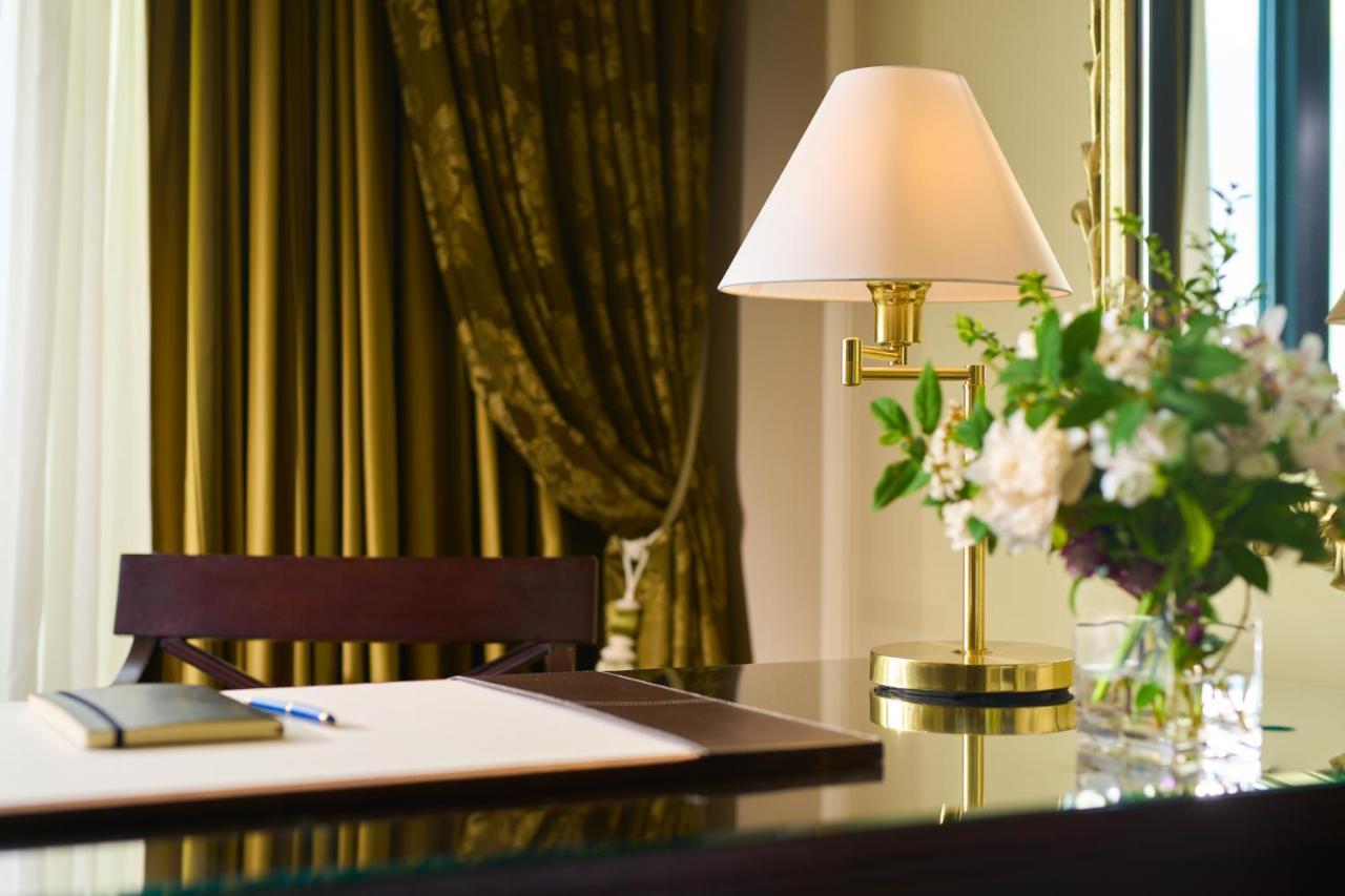 Castlemartyr Resort Hotel Экстерьер фото A table lamp
